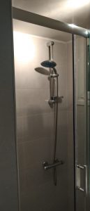 Loutraki SPA Apartment shower