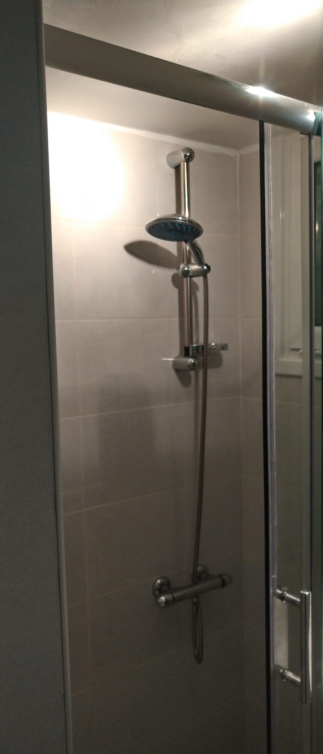 Loutraki SPA Apartment shower
