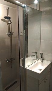 Loutraki SPA Apartment shower