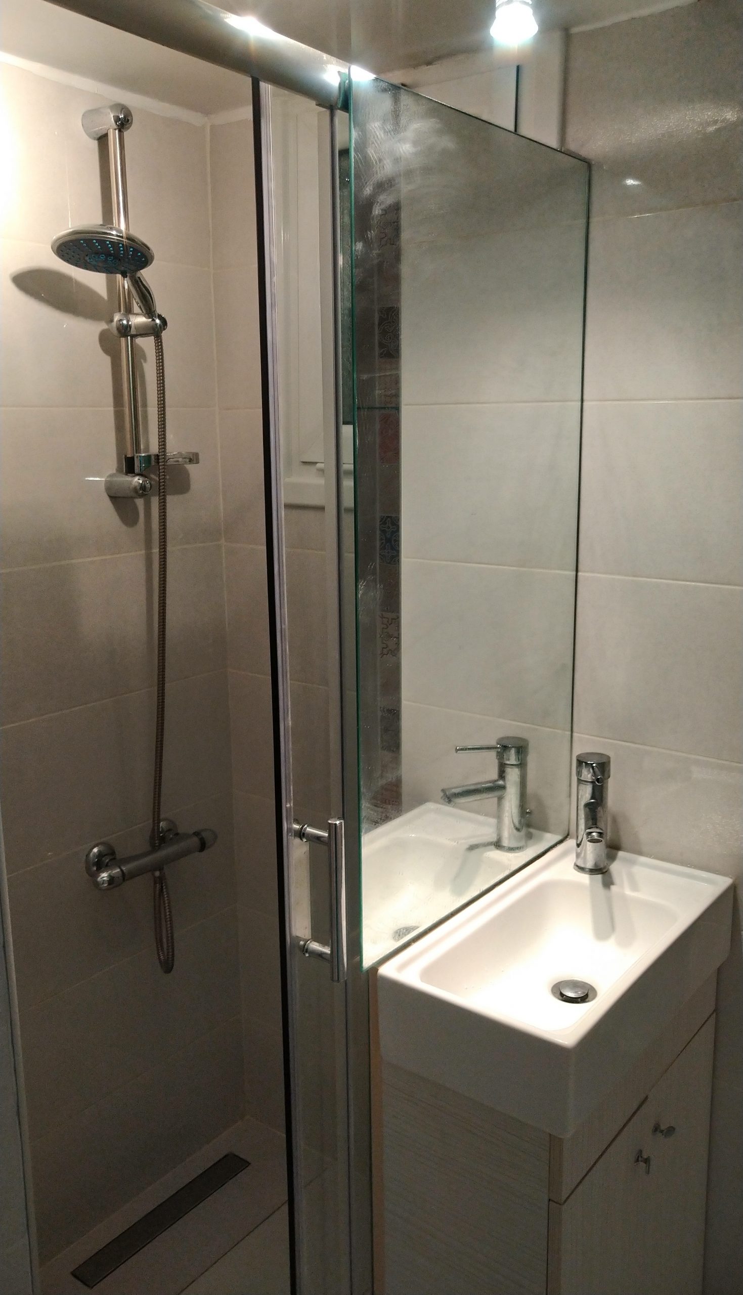 Loutraki SPA Apartment shower